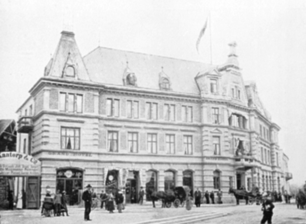 Anno Domkirkeodden, EKSTERIØR GRAND HOTELL, TORGGATA 1, MYE FOLK UTENFOR