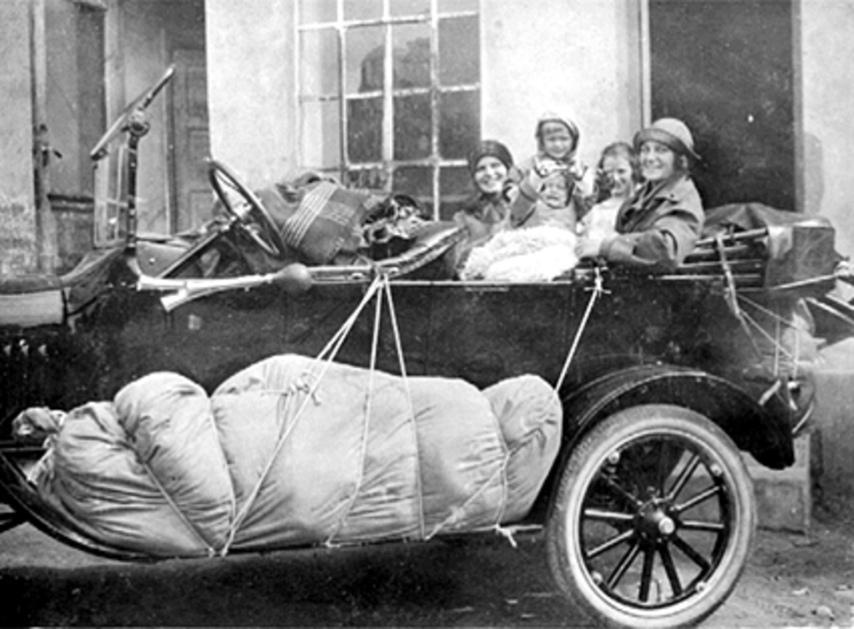 Anno Domkirkeodden, UT PÅ TUR MED FULL OPPAKNING PÅ BIL, CAMPING-TUR, ALFHILD LØKEN OG BARNA, UKJENT, ARVESENSVEG 31. Ford modell T 1920-22.