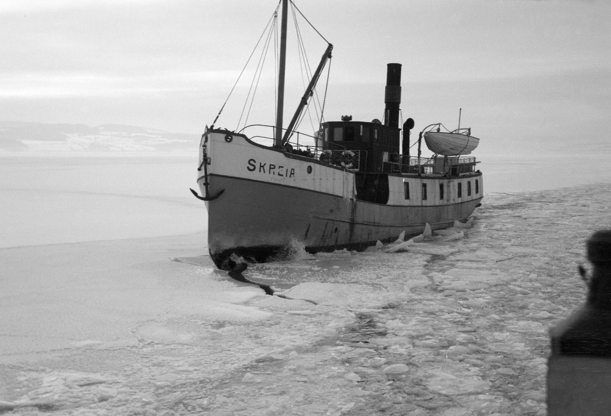 Anno Domkirkeodden, MJØSBÅTEN D. S. SKREIA I ISSØRPE PÅ MJØSA, ISBRØYTING. ISBRYTER.