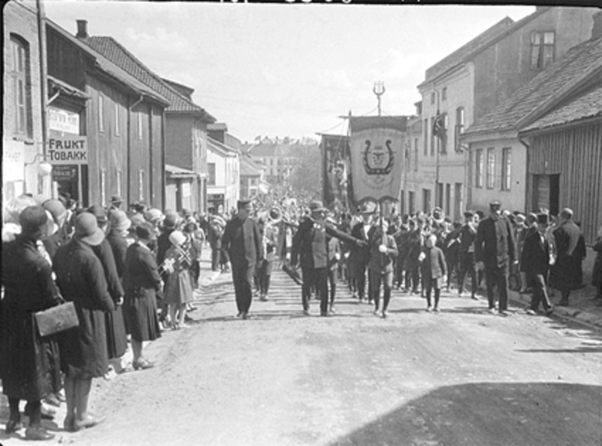 Anno Domkirkeodden, 17 MAI TOGET MED GUTTEMUSIKKEN I FRONT MED FANE OPP BAKKEN I STORHAMARGATA, MYE FOLK.
