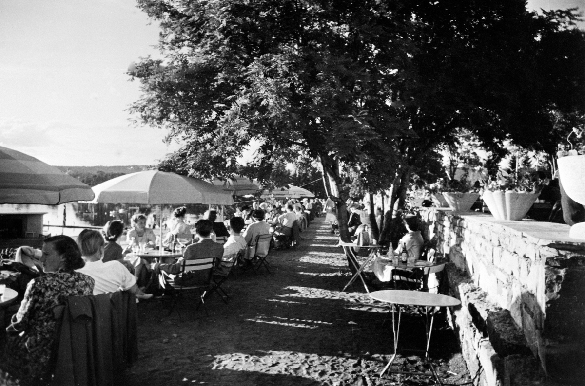 Anno Domkirkeodden, FRA UTERESTAURANTEN PÅ ODDEN, MYE FOLK UNDER PARASOLLER, HEDMARKSMUSEET OG DOMKIRKEODDEN