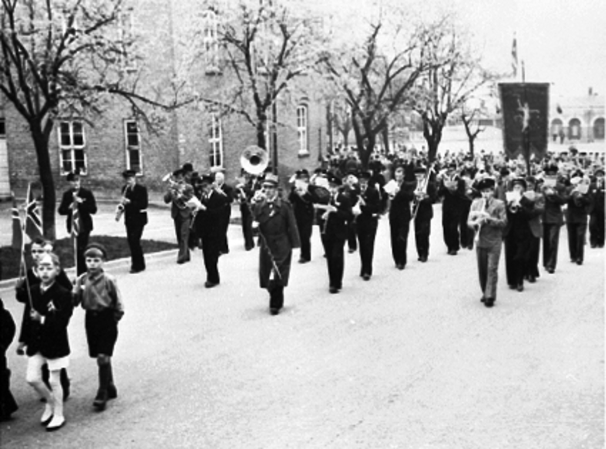 Anno Domkirkeodden, 17 MAI TOGET OPP KIRKEBAKKEN, MUSIKKLØITNANT PETTER PETTERSEN SOM DIRIGENT FOR MUSIKKORPS