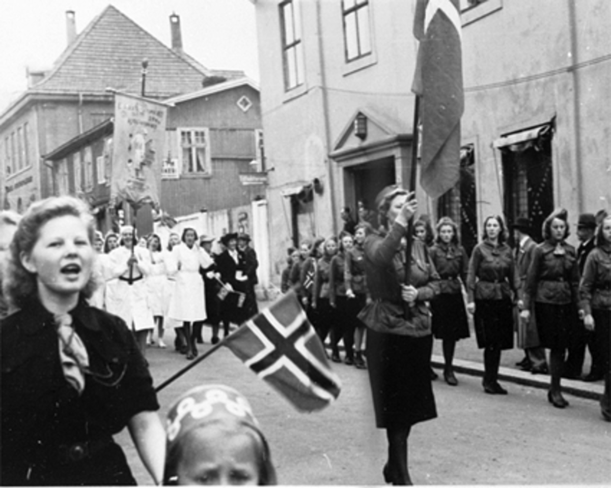 Anno Domkirkeodden, 17 MAI TOG NEDOVER GRØNNEGATA, SPEIDERPIKER I FORGRUNNEN