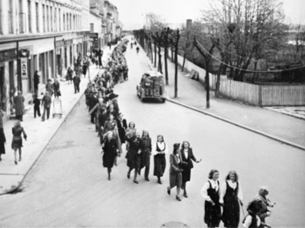 Anno Domkirkeodden, 17 MAI TOG I STRANDGATA, BIL MED GASSGENERATORSE HHB 10011