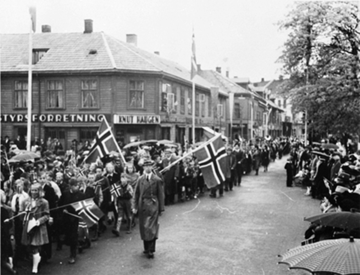 Anno Domkirkeodden, 17 MAI TOGET MED MYE FOLK MARSJERER INN PÅ STORTORGET FRA STRANDGATA