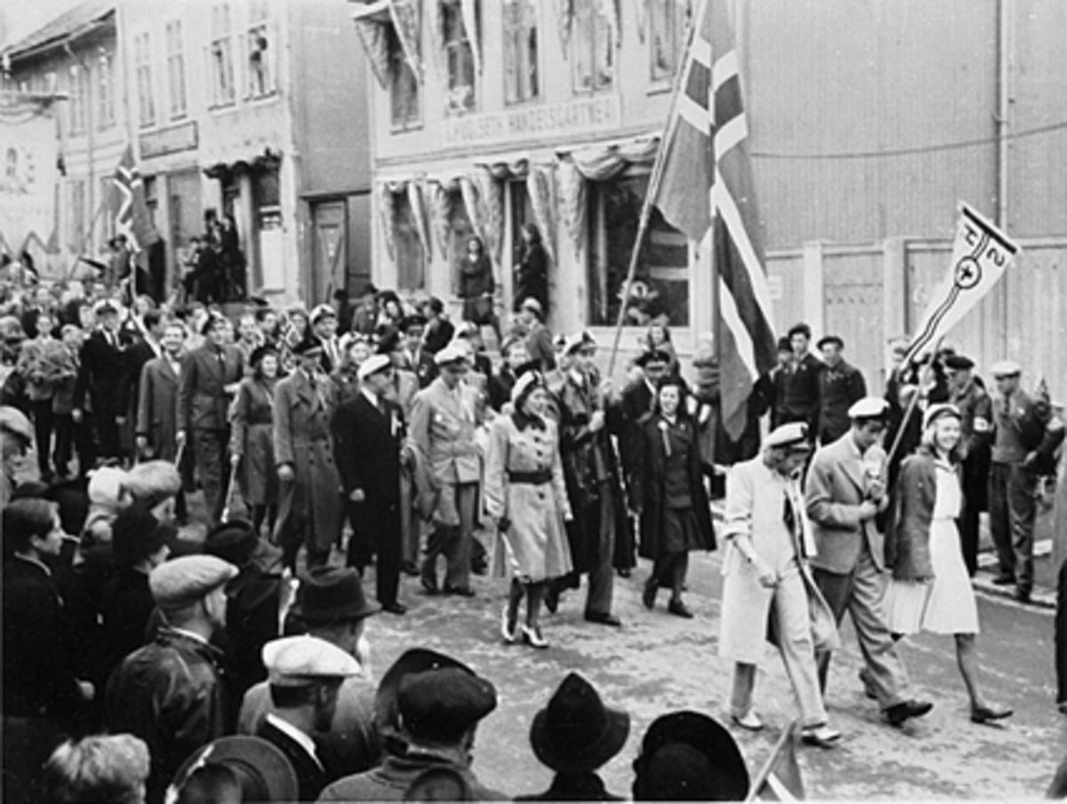 Anno Domkirkeodden, 17 MAI TOGET NED GRØNNEGATA FORAN O. FUGLSETHS HANDELSGARTNERI, GRØNNEGATA 43.