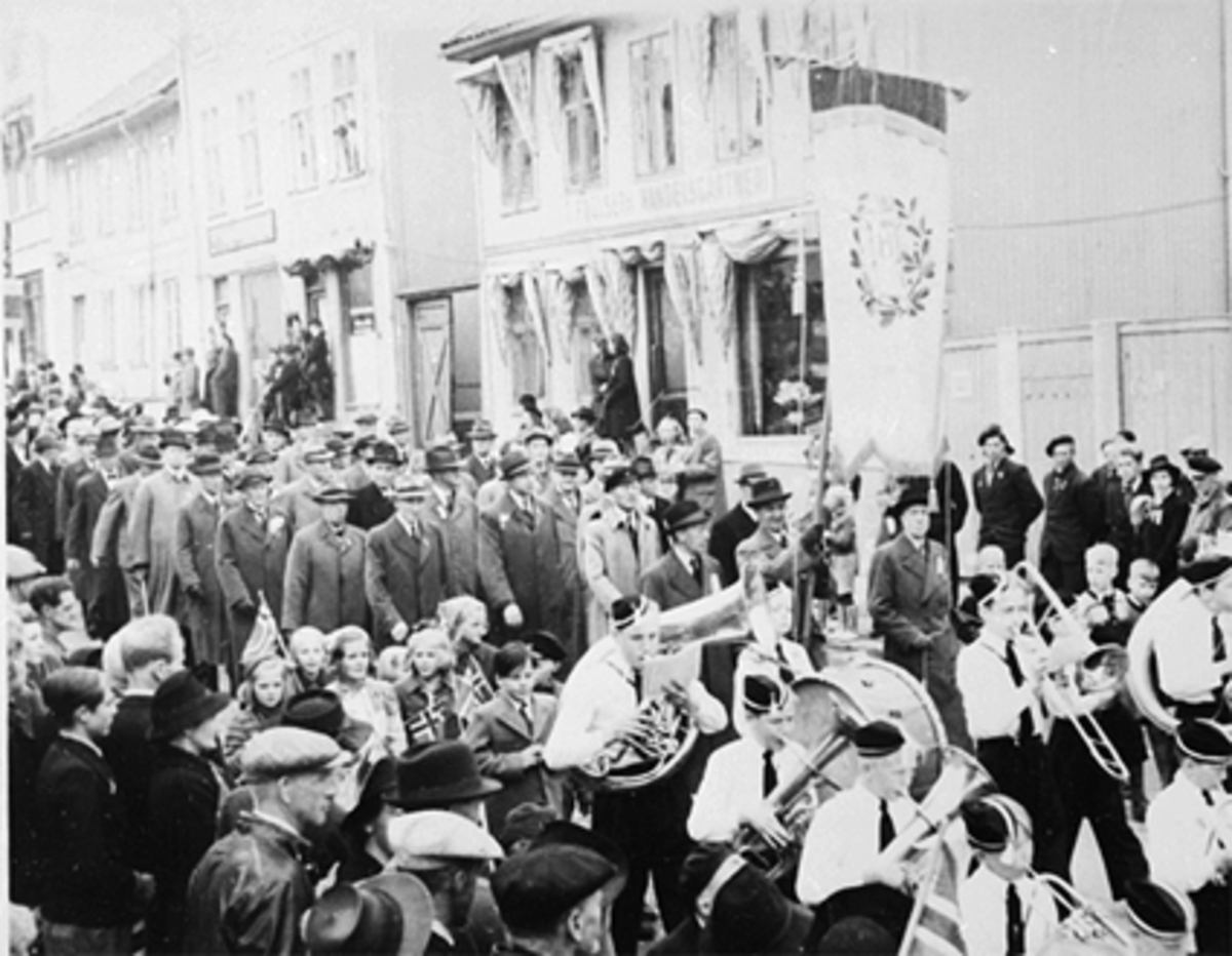 Anno Domkirkeodden, 17 MAI TOGET NED GRØNNEGATA MED HAMAR GUTTEMUSIKKORPS OG HTH