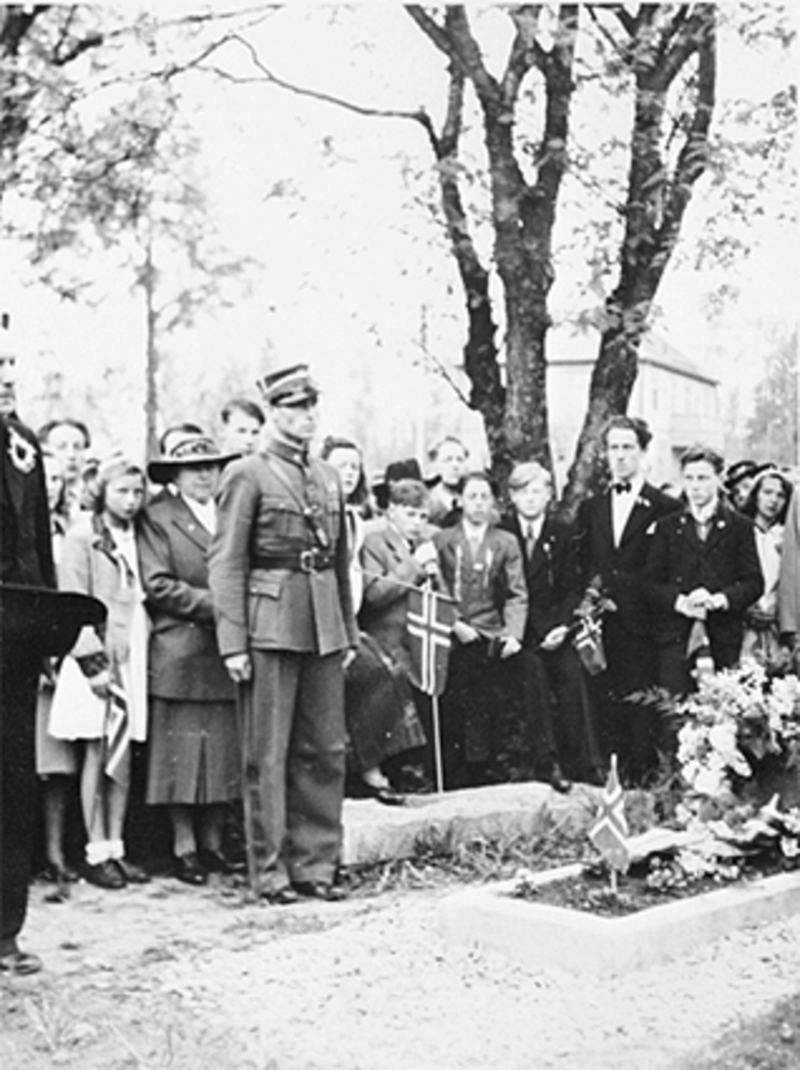 Anno Domkirkeodden, 17 MAI, MINNESTUND PÅ GRAVPLASS, MINNEHØYTIDLIGHET, MYE FOLKSE HHB 10110