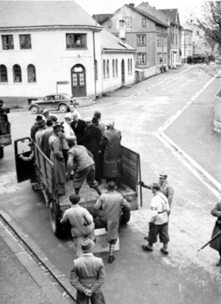 Anno Domkirkeodden, FRAKTING AV NAZISTER PÅ LASTEBIL UTENFOR BRANNVAKTA I GRØNNEGATA