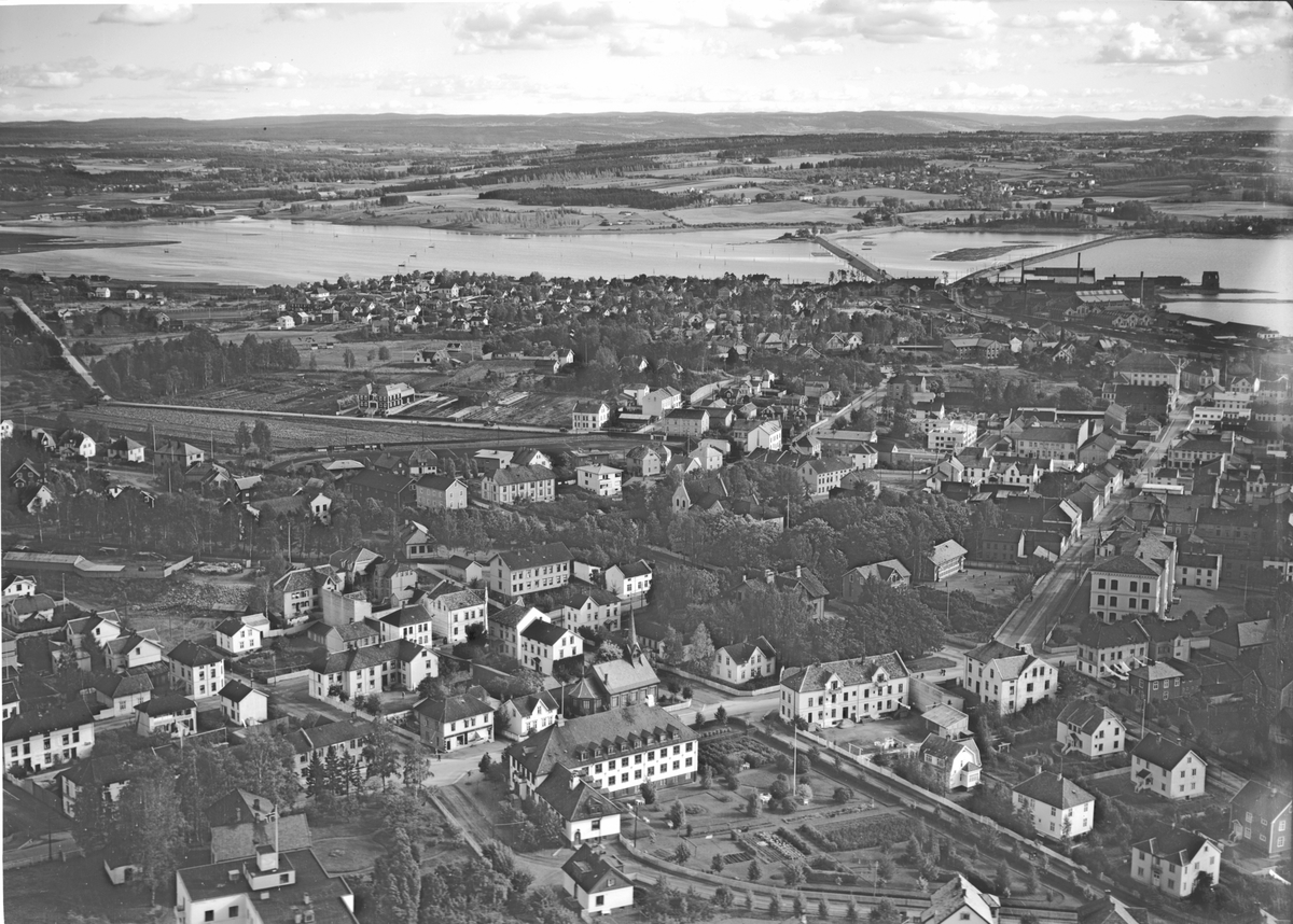 Widerøes Flyveselskap A/S, FLYFOTO OVER HAMAR SJUKEHUS, GAMLEHJEMMET OG MIDTBYEN SK0LE MOT STANGEBRUA OG BEKKELAGET