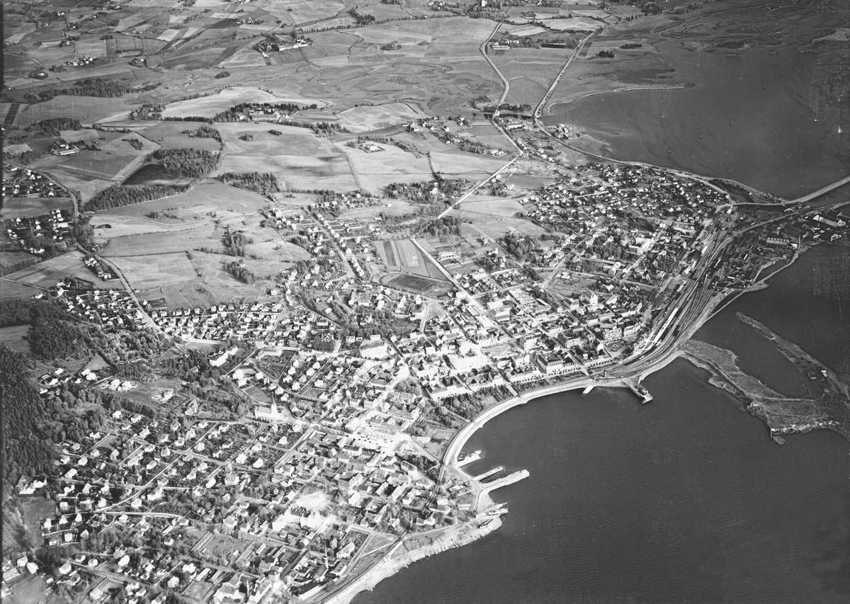 Widerøes Flyveselskap A/S, FLYFOTO OVERSIKT OVER BYEN, VESTBYEN, SENTRUM OG ØSTBYEN MOT VANG