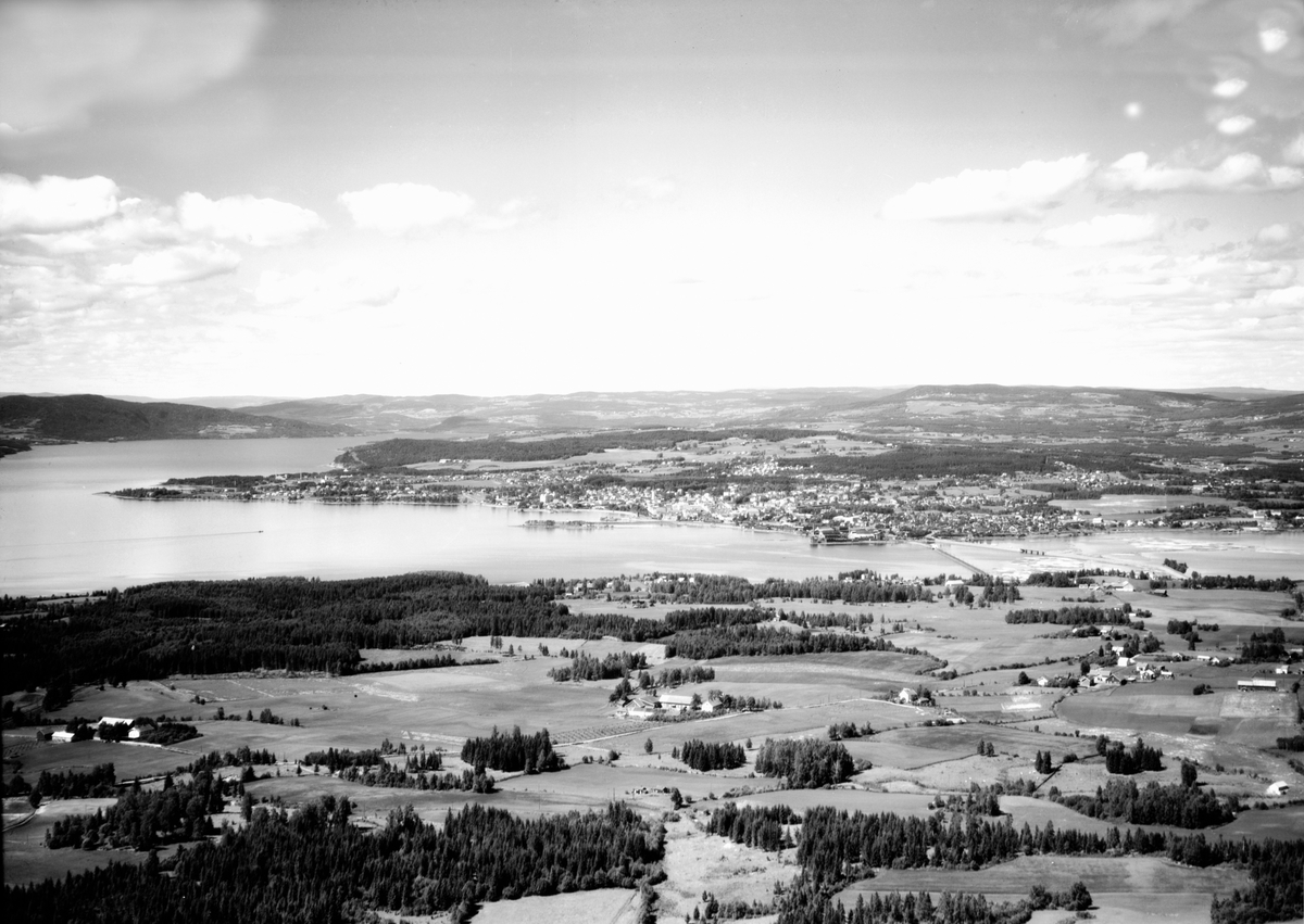 Widerøes Flyveselskap A/S, FLYFOTO OVERSIKT FRA BEKKELAGET MED SANDVIKA OG STANGEBRUA MOT HAMAR