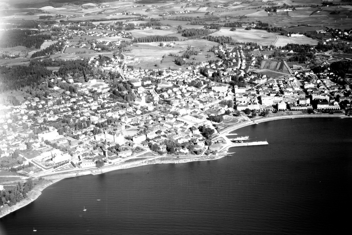 Widerøes Flyveselskap A/S, FLYFOTO, OVERSIKT VESTBYEN OG SENTRUM MOT VANG KIRKE