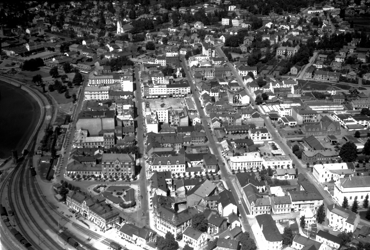 Widerøes Flyveselskap A/S, FLYFOTO FRA HAMAR STASJON, SENTRUM MOT HAMAR DOMKIRKE