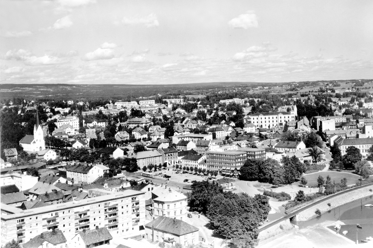 Widerøes Flyveselskap A/S, FLYFOTO FRA SKAPPELSGATE, HAMAR DOMKIRKE, STORTORGET, HAMAR BRYGGE, SENTRUM
