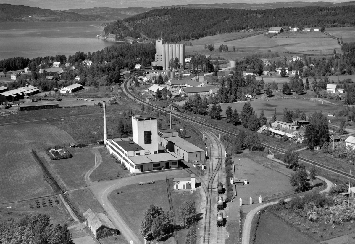 Widerøes Flyveselskap A/S, Flyfoto Vinmonopolets rektifikasjonsanlegg på Storhamar, åpnet i 1931. Jernbanelinja mot kornsiloen, Furuberget før utbygging.