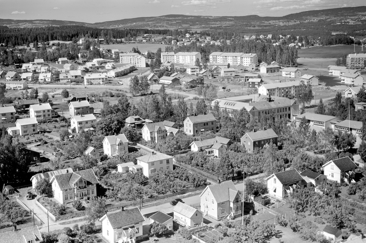 Widerøes Flyveselskap A/S, FLYFOTO HOLSETGATA/DR. HARBOESGATE, ROLLSLØKKA SKOLE, RINGGATA MOT ENERHAUGEN