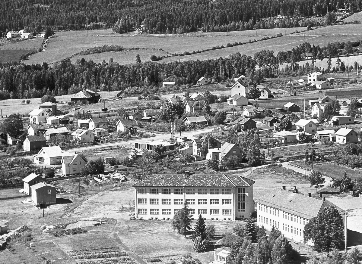 Widerøes Flyveselskap A/S, FLYFOTO STORHAMAR SKOLE, SNORRESGATE/FREDRIK MONSENSGATE, VOGNVEGEN MOT FURUBERGET FØR UTBYGGING