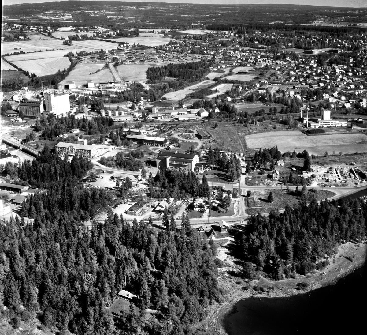 Widerøes Flyveselskap A/S, FLYFOTO OVERSIKT OVER MARTODDEN FRA ROSENLUNDSVIKA, JERNBANEMUSEET