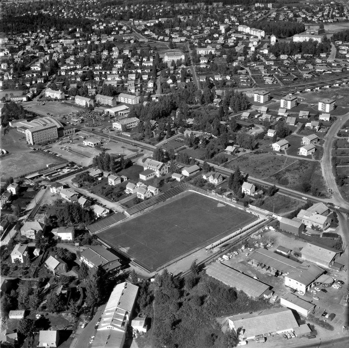 Widerøes Flyveselskap A/S, FLYFOTO, BRISKEBY GRESSBANE, VANGSVEGEN, SKOGVEGEN, HAMARHALLEN, ROLSLØKKA SKOLE