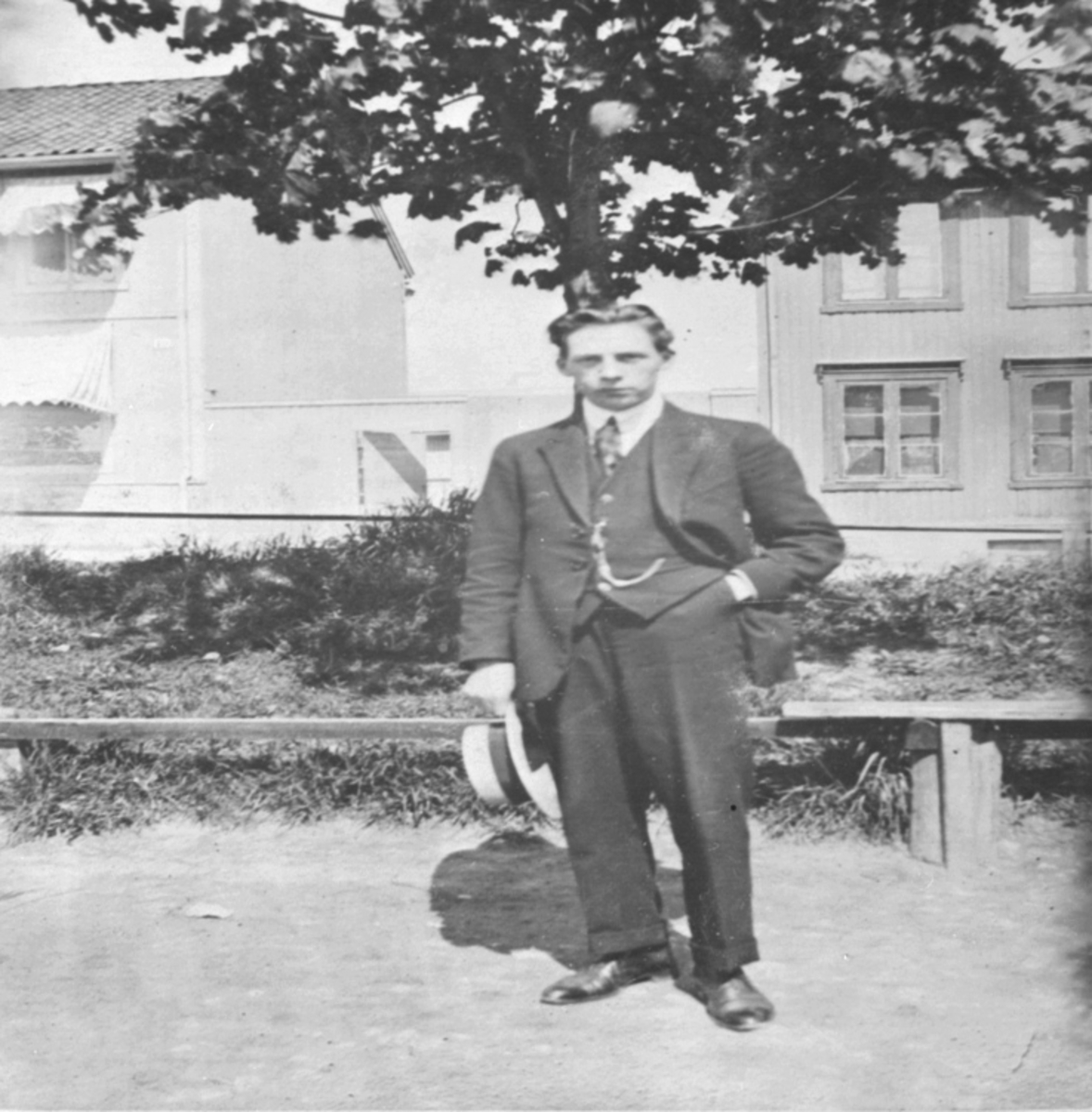 Anno Domkirkeodden, MANN MEDHATT I HÅNDEN PÅ ØSTRE TORG, GRØNNEGATA I BAKGRUNNEN.