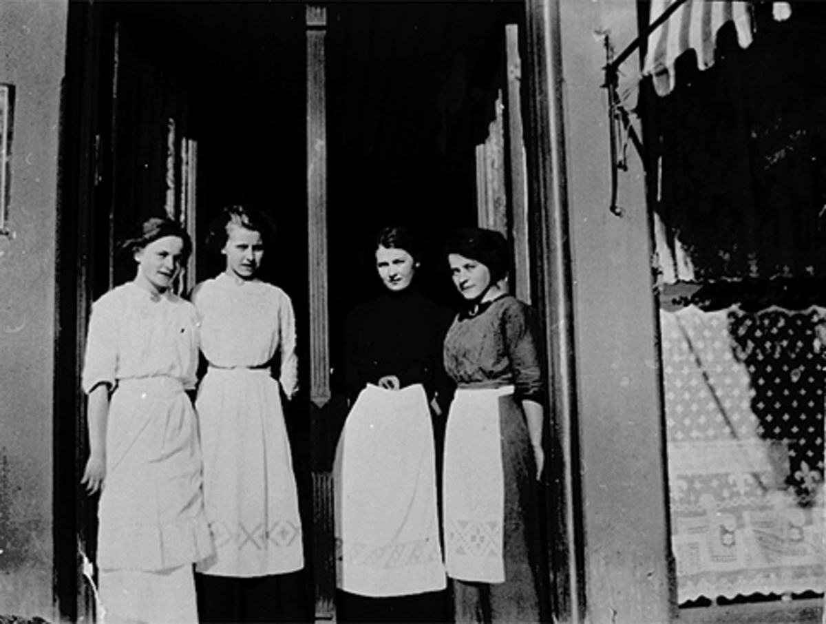Anno Domkirkeodden, Gruppe 4,kvinner, Baker Johannessen, Strandgata 15, Hamar. Fra venstre, Anna Marie Johannessen, ukjent, ukjent, Louise Johannessen. Tatt ca 1910.