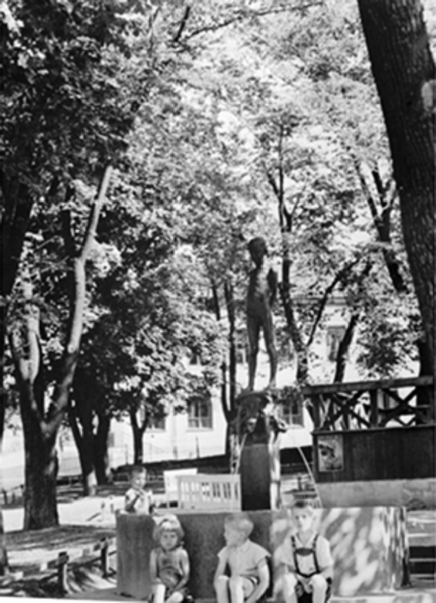 Anno Domkirkeodden, GRUPPE, BARN, FORRAN GUTTESTATUEN, HAMARGUTTEN, TRIANGELENStatuen ble reist til Hamars 50-års jubileum 21-3-1899 somgave fra Hamar Bryggeri