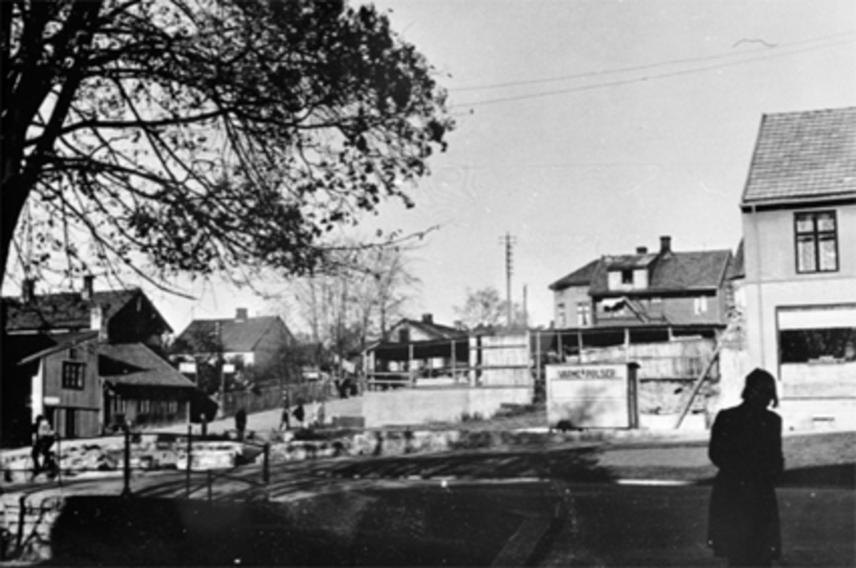 Anno Domkirkeodden, LIERBAKKEN, PØLSEBOD, BRANNTOMTEN "RÅDHUSTOMTEN", FOLK