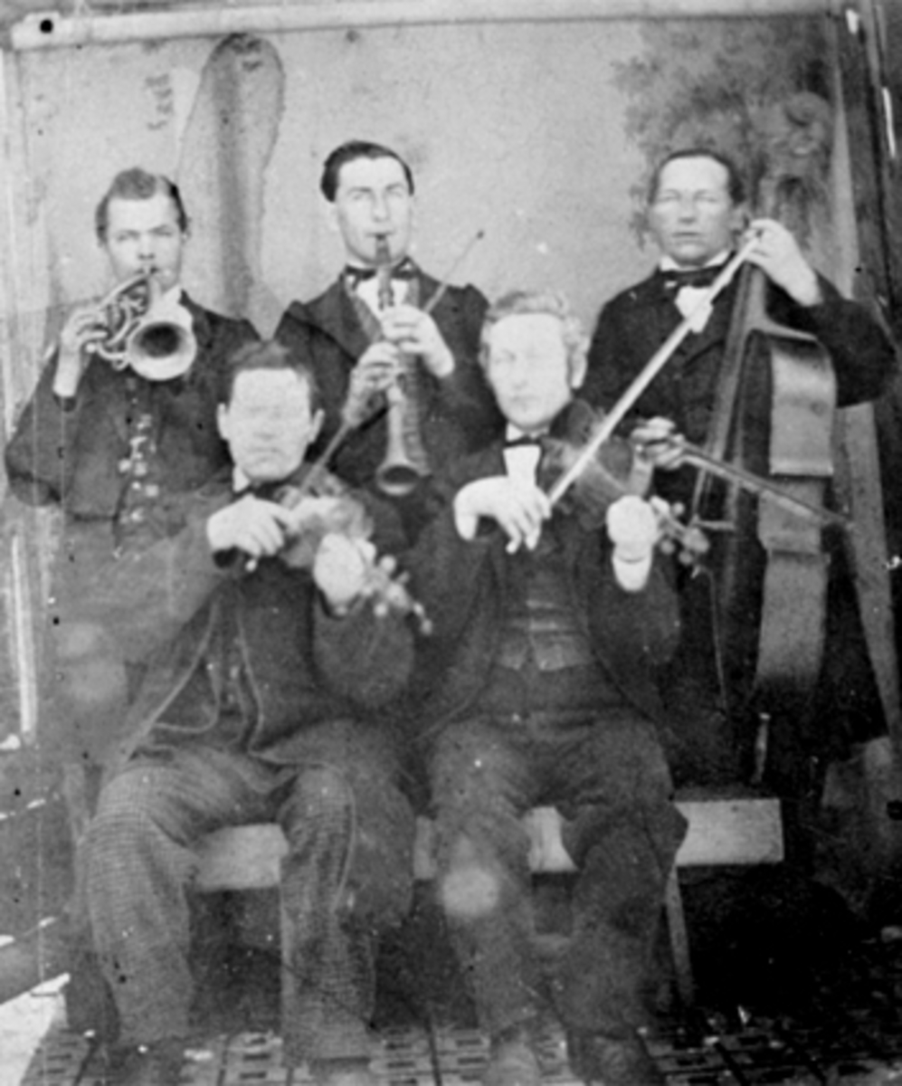 Anno Domkirkeodden, GRUPPE 5 MUSIKERE MED INSTRUMENTER, "DE FEM BREMER MUSIKANTER", 2 FELER, TROMPET, KLARINETT, CELLO GAMMELDANSORKESTER