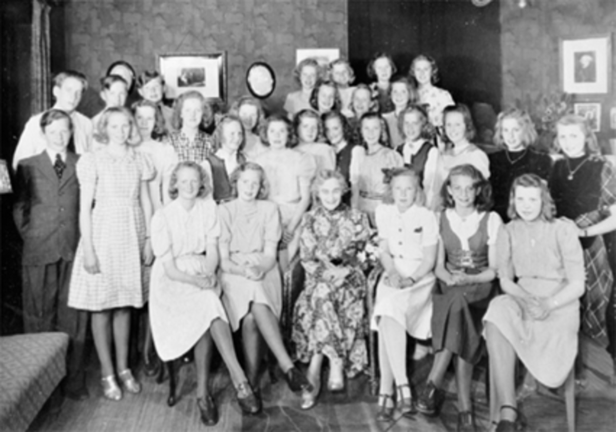 Anno Domkirkeodden, GRUPPE, MADAM LYDIA LISSOVSKAIA, ELEVER, HJEMME HOS MADAM. Fru Lissovskaia bodde i 2 etg.