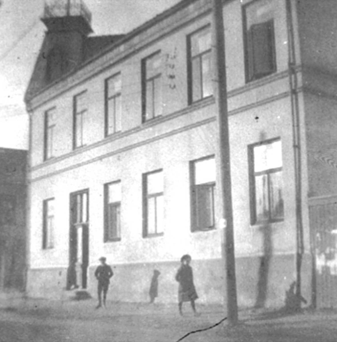 Anno Domkirkeodden, EKSTERIØR, HÅNDVERKERFORENINGEN, GUTT, JENTE, FORTAUETHåndverkerforreningen ble stiftet 20/6 1853. , med 30 medlemmerKjøpte tomta i mai 1889. Innviet februar 1890. Inneholdtrestaurant, leseværelse, møtesal for ukentlige møter. Den nyeHåndverkerforeningens bygning i Østregt. 1922 ble bygd 1922.
