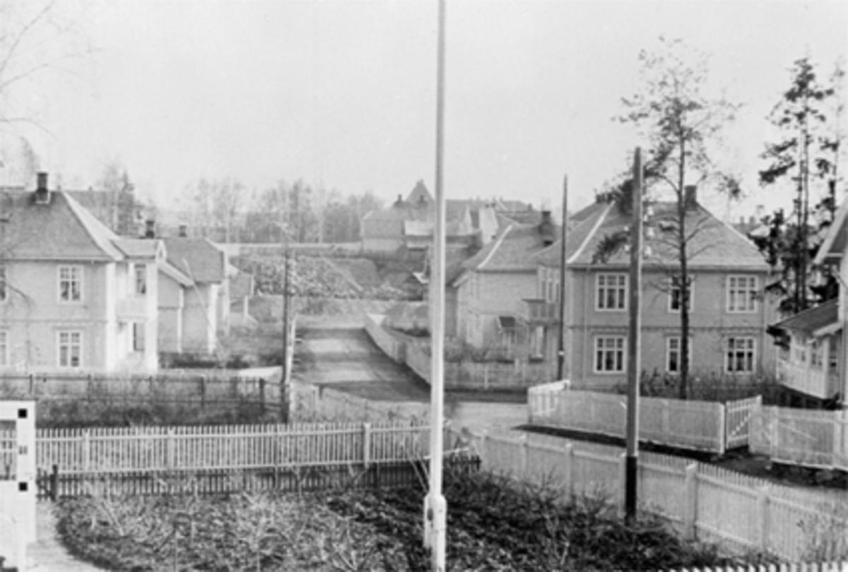 Anno Domkirkeodden, PARTI FRA ANKERLØKKA MOT "BRØTTET"Lærerskolens østre fløy skimtes i bakgr. Nærmest Stafsengsvilla. Til h. skimtes så vidt Røstvillaen, og nedenfor husetsom nå eies av HBBL