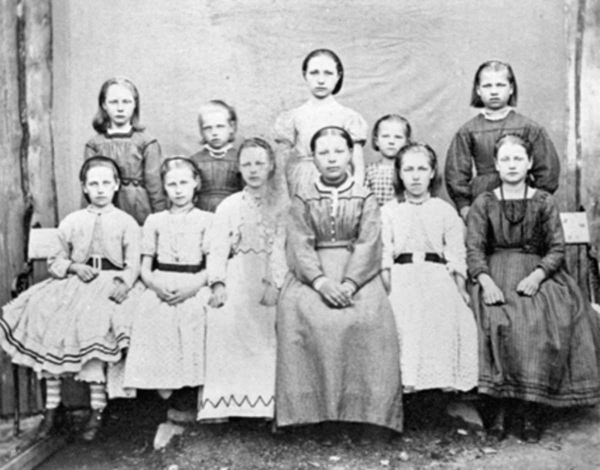 Anno Domkirkeodden, Gruppe 11 jenter, elever ved Kristian Gløersens pikeskole i Skappelsgate 13 (i dag Skappelsgate 12). Se HHB-08708.