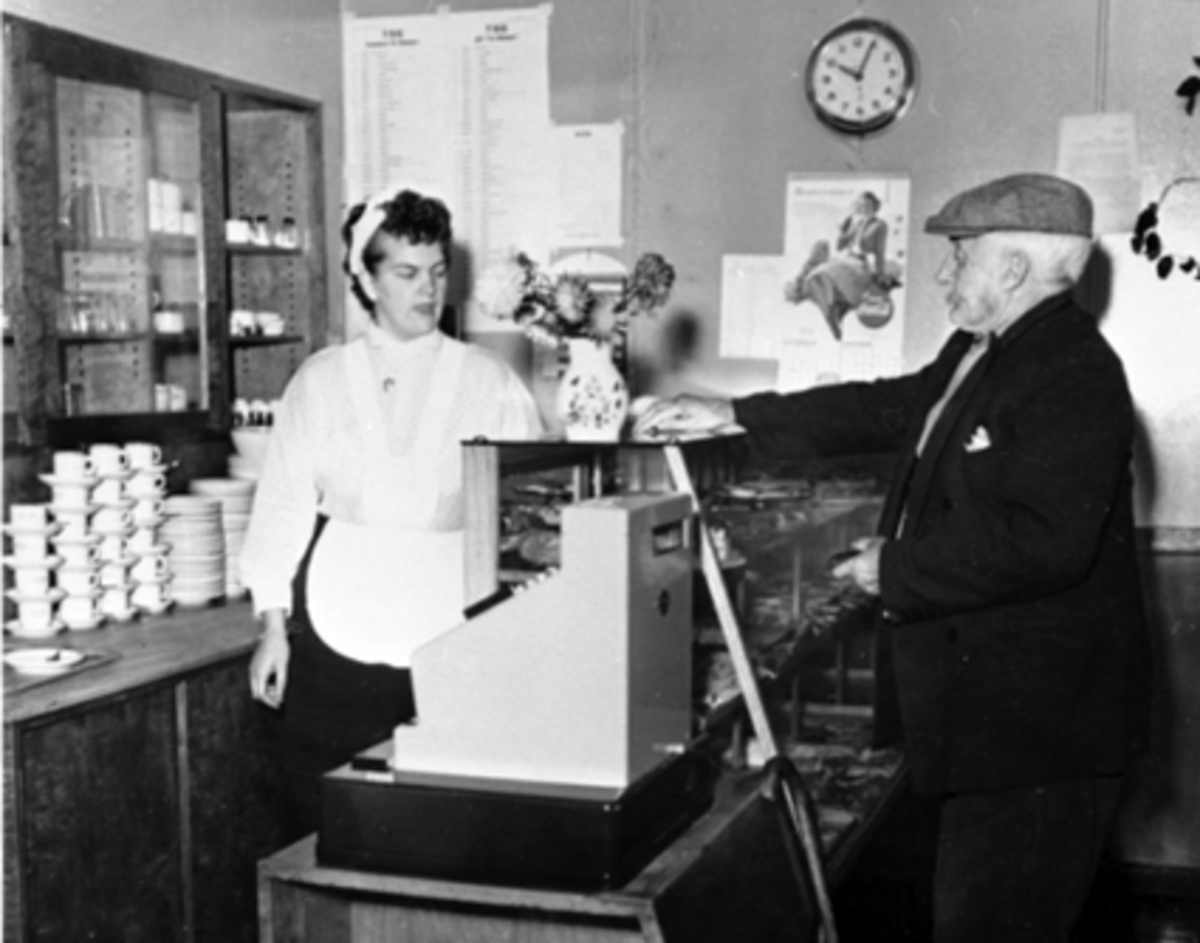Anno Domkirkeodden, INTERIØR, CENTRUM CAFŠ, ELDRE MANN, EKSPEDITRISE, KAKEDISKDagmar og Mathias Berge var vertskap på Centrum