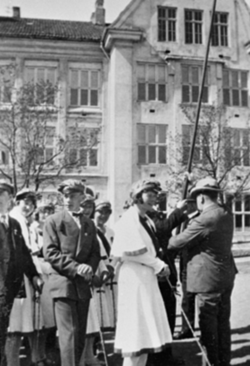 Anno Domkirkeodden, OPPSTILLING, 17. MAI TOGET PÅ SKOLETORGET, VAKTMESTER, HAMAR KATEDRALSKOLESe reg. skjema for navn