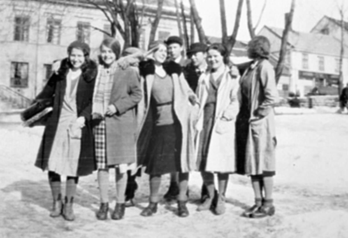 Anno Domkirkeodden, GRUPPE ELEVER, LINDERUDS HANDELSSKOLEFra v. Helga Holth Larsen, Gerd Stousland Hafting, Else ThorneFuruholmen, Liv Stousland Lindman, Bodil Arnesen Thorkildsen