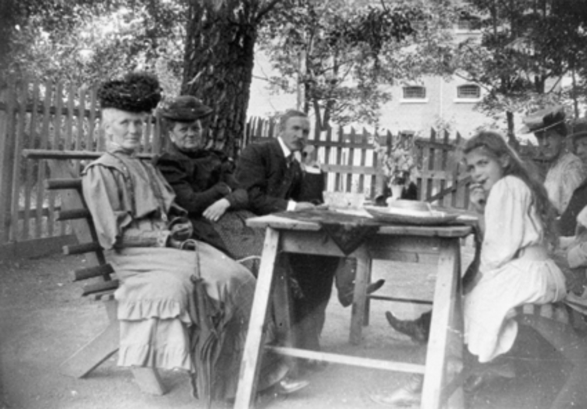 Anno Domkirkeodden, GRUPPE, KROHG FAMILIEN, HAGE, SOLBAKKEN, 6 PERSONER.