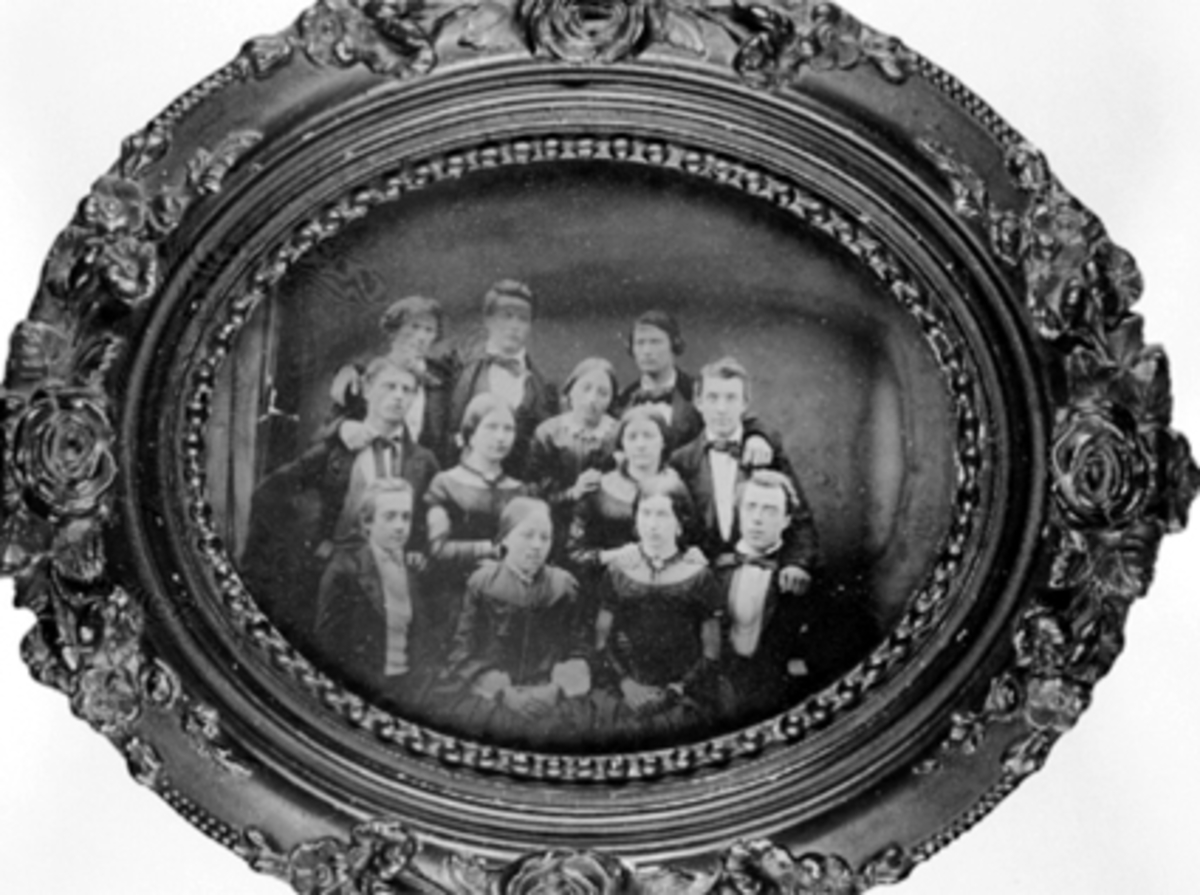 Anno Domkirkeodden, Gruppe, barn av prestefamilien Stabel, Hedmarksmuseets eldste fotografi, 1858. Se Hamarboka fra 1982 bilde nr. 331.