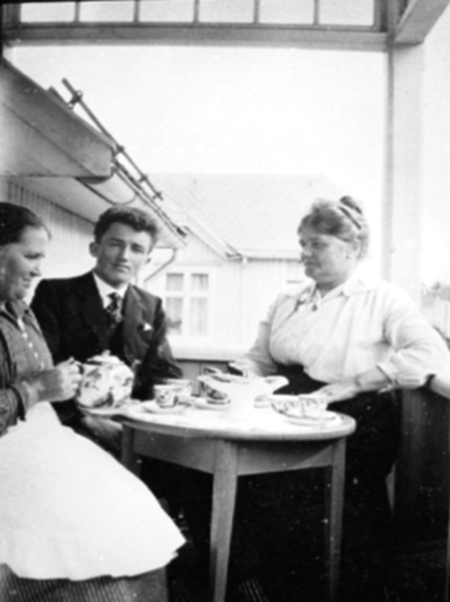 Anno Domkirkeodden, Kaffekos på veranda. Marit Sæhlie Eskerud, Helgøya, Karin Eskerud. Ole Sæhlies hus på Ankerløkken, Hamar.