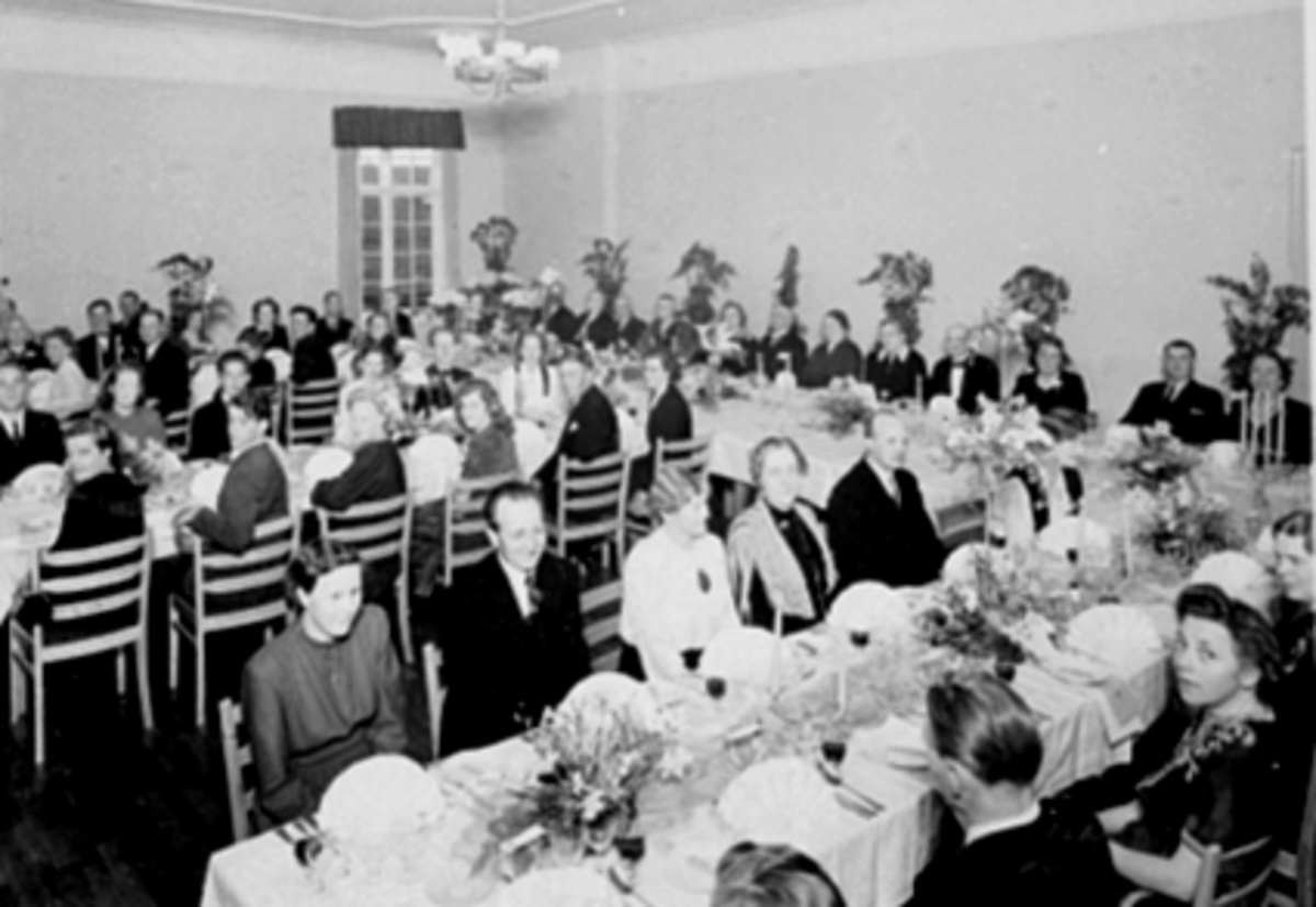 Anno Domkirkeodden, HANDELSGARTNER O. FUGLSETHS 75 ÅRSJUBILEUM, MIDDAG, MANGE GJESTERMiddag med mange gjester. 75 års jubileem. Se reg. skjema for navn.