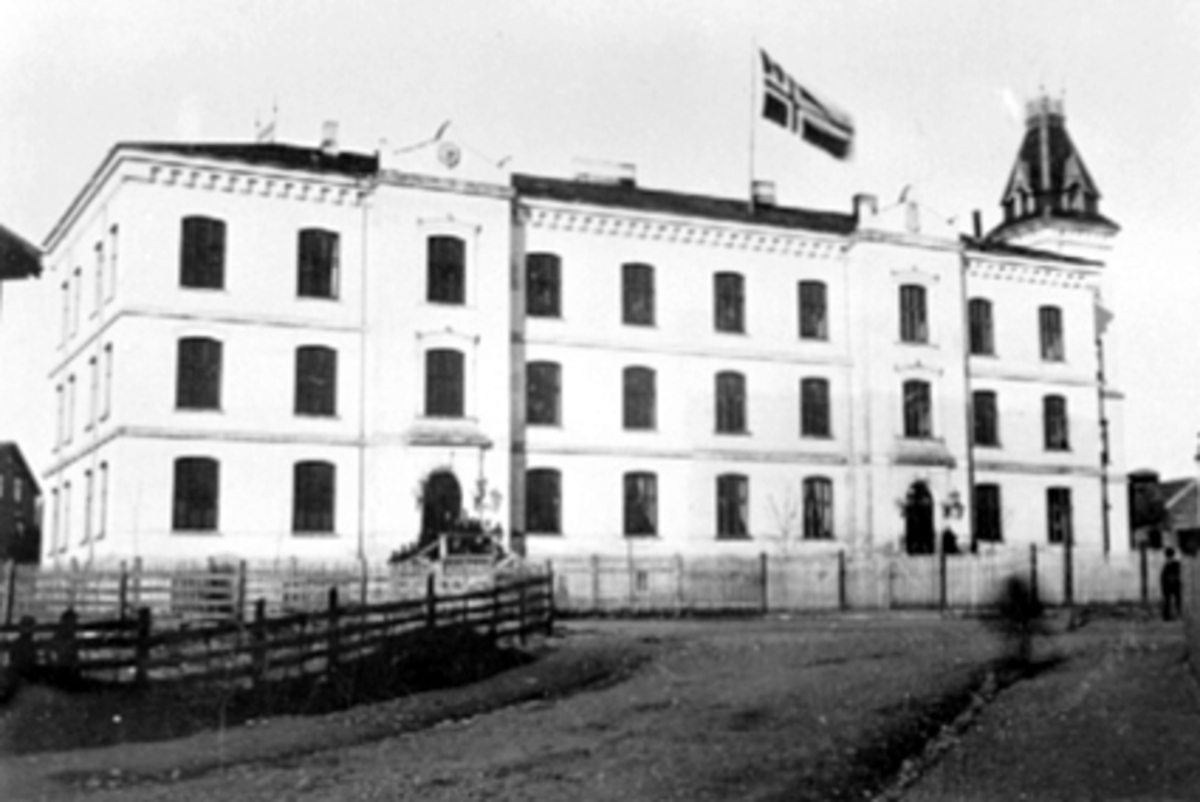 Anno Domkirkeodden, EKSTERIØR, HAMAR FOLKESKOLE, MIDTBYEN SKOLE, UNIONSFLAGG, BRANNTÅRN