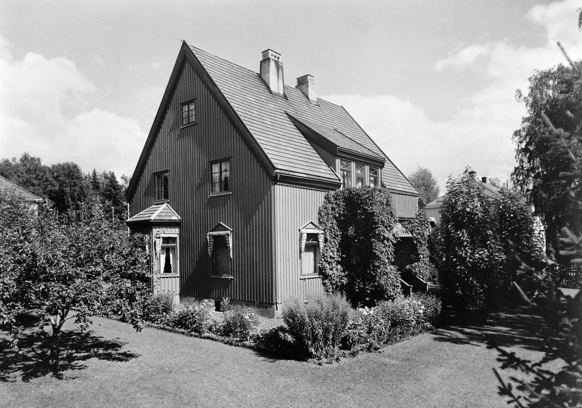 Anno Domkirkeodden, EKSTERIØR, CAPPELENS VILLA, FOLKESTADSGT. 73Se Hamar Historie 1949 side 592-593.