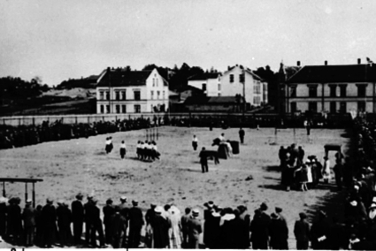 Anno Domkirkeodden, STORT TURNSTEVNE, DAMETURNERE I AKSJON, HAMAR STADIONSe Idrett i Hamar gjennom 100 år. bilde nr. 117.