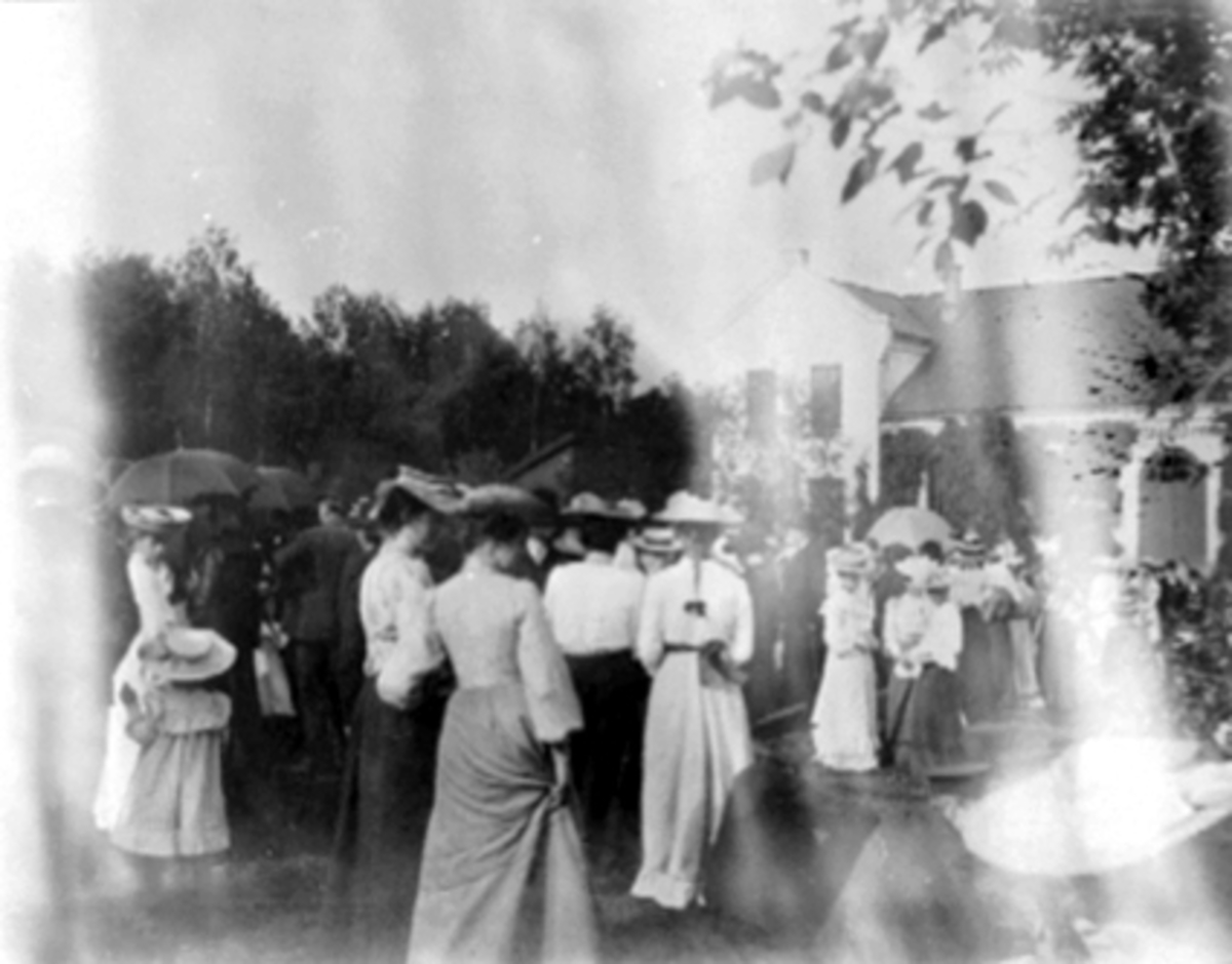 Anno Domkirkeodden, MYE FOLK, GYMNASTIKKSALEN, LÆRERSKOLEN, KVINNER M/KJOLER, PARASOLL