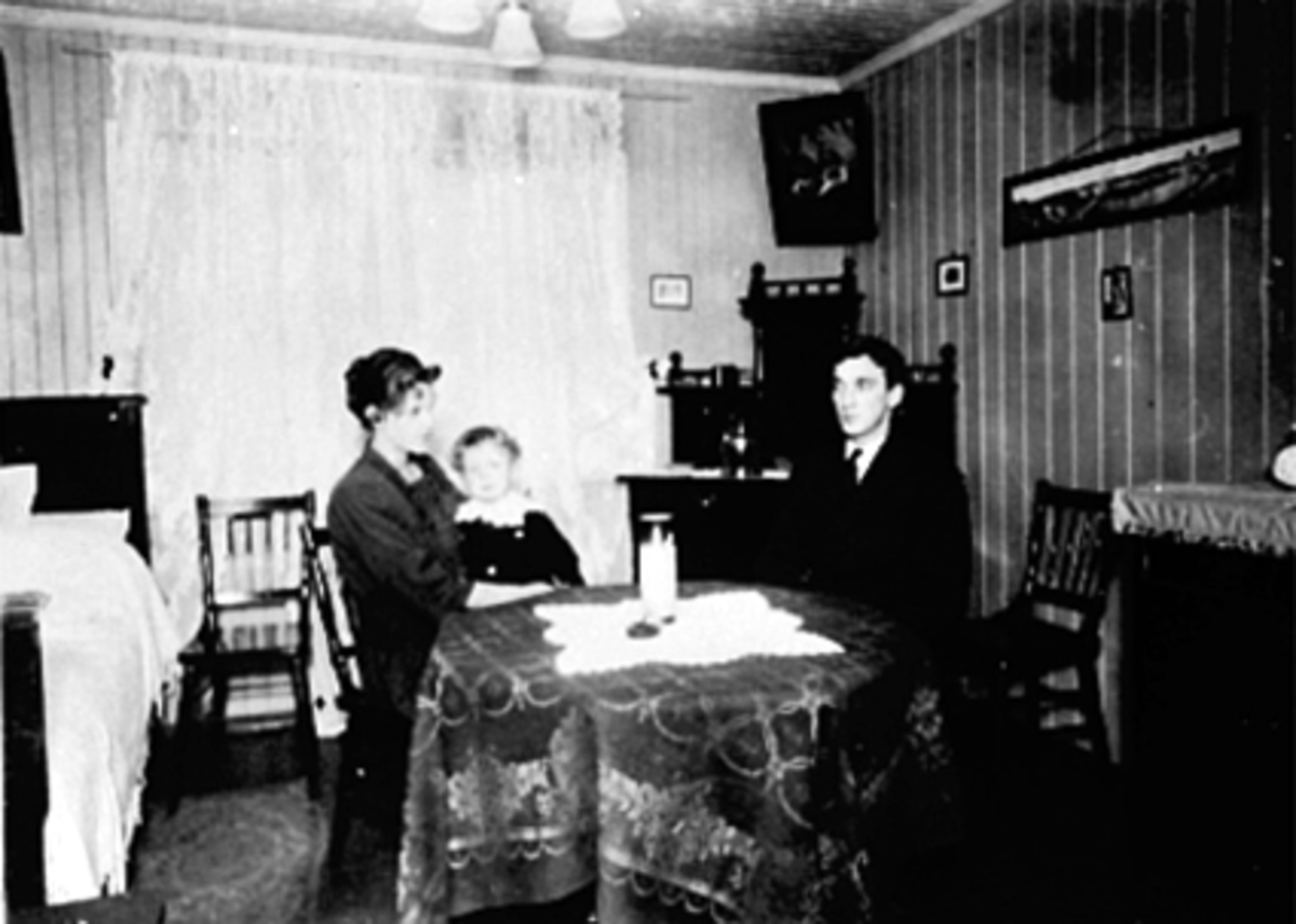 Anno Domkirkeodden, INTERIØR, STUA, MARY HAGEN, ARVID HAGEN, ALF HAGEN, MARTODDEN. Alf Hagen arbeidet v/jernbaneverkstedet på Hamar.