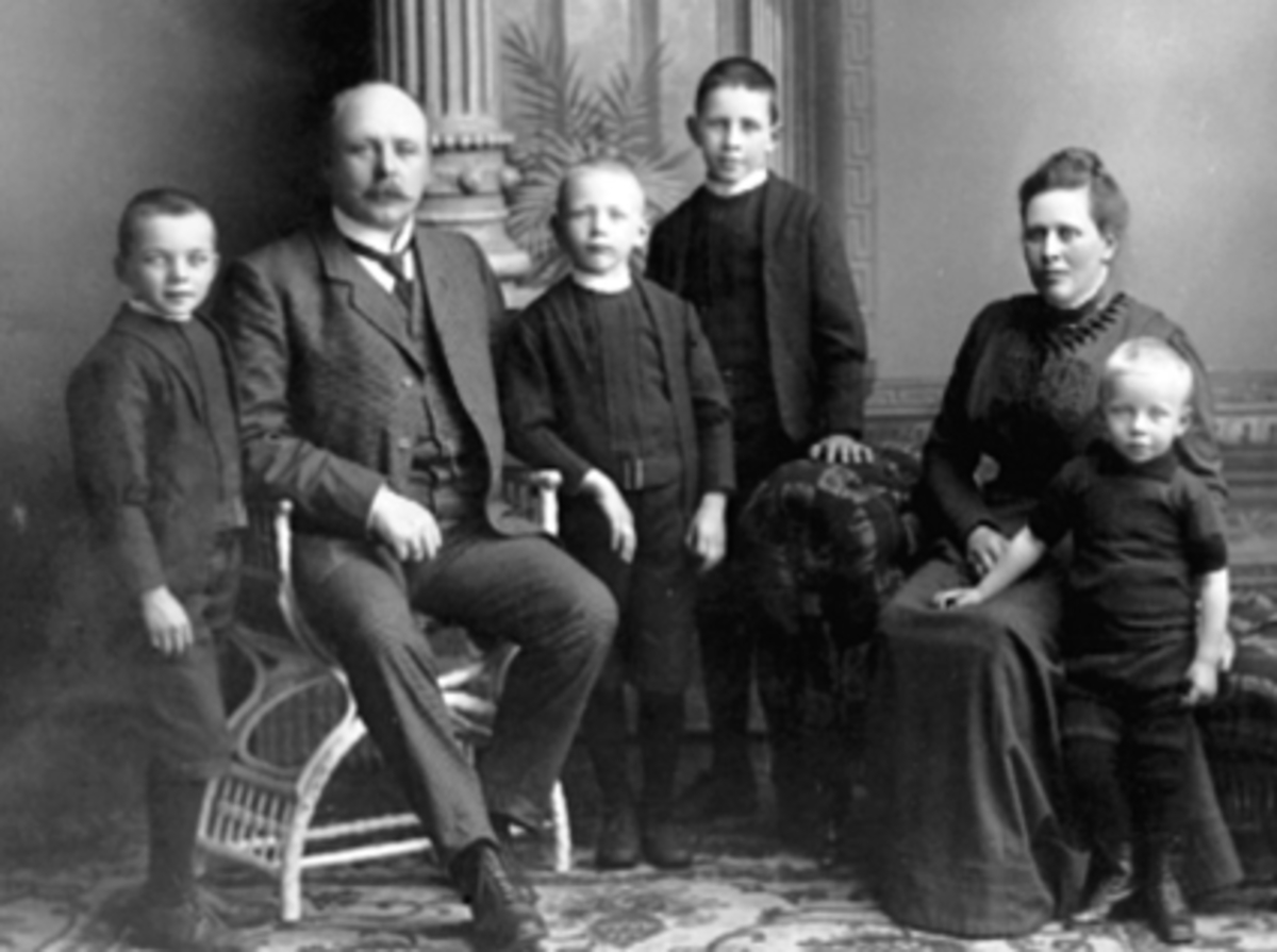Anno Domkirkeodden, GRUPPE, FAMILIEN JOHS KREFTING, FRUE, 4 BARN.