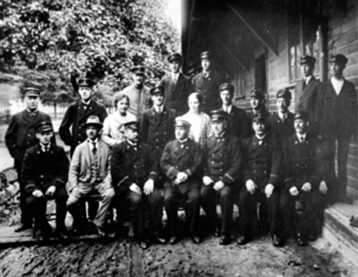 Anno Domkirkeodden, GRUPPE, PERSONALET, HAMAR STASJON1 rekke fra v. L. Lund, J. Lorentzen, K. Hernes, S. Evensmo, Chr. Julsrud, Lars Hansen, ?, Ingvaldsen. 2 rekke fra v. O. Linn, Jens Akrn, Borghild Østby, Thore Akern, Signe Sveen
