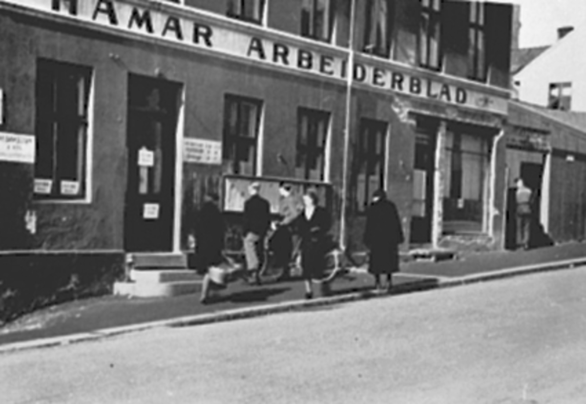 Anno Domkirkeodden, EKSTERIØR, GRØNNEGT. 34. HAMAR ARBEIDERBLAD, FOLK, SKOMAKER MOE, STIKKA LÅ VIS Á VIS.