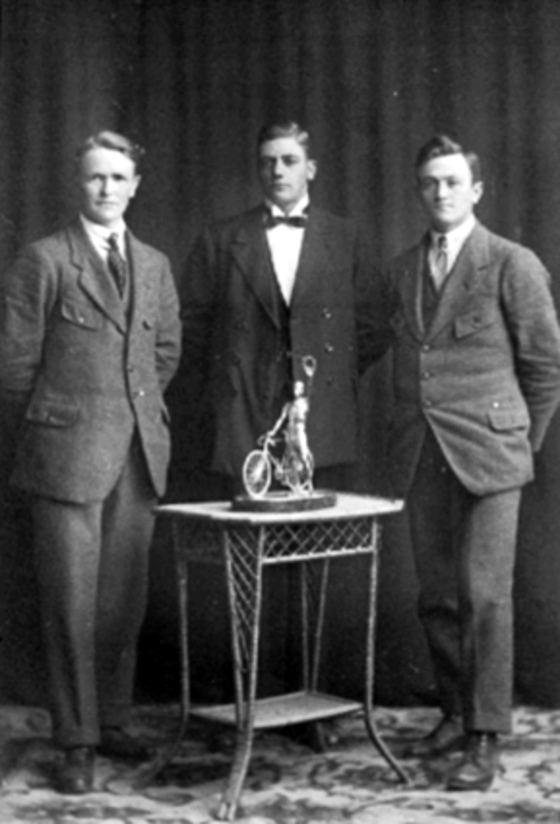 Anno Domkirkeodden, GRUPPE, 3 SYKLISTER, MENN, PREMIEKr. Hellerud, Thoralf Thomassen, Robert Holmen