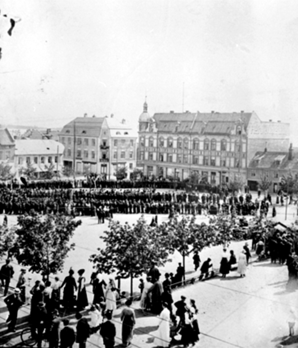 Anno Domkirkeodden, STOR FOLKEMENGDE, ØSTRE TORG,